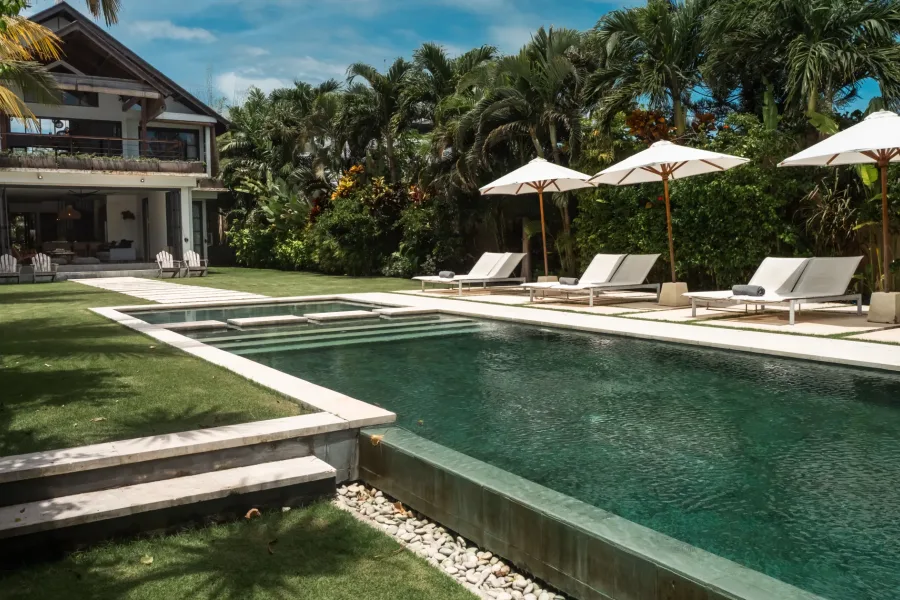Villa Lux Bali with its private pool, garden and sun loungers in Tabanan